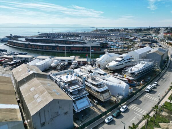 KRM Yacht Refit & Rebuild Announces Acquisition of a 900T Travel Lift 